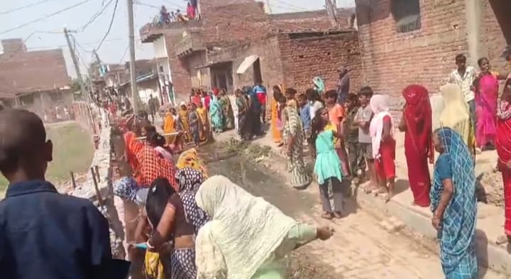 डुहियां गांव में तोड़ी गयी दीवार। संवाद