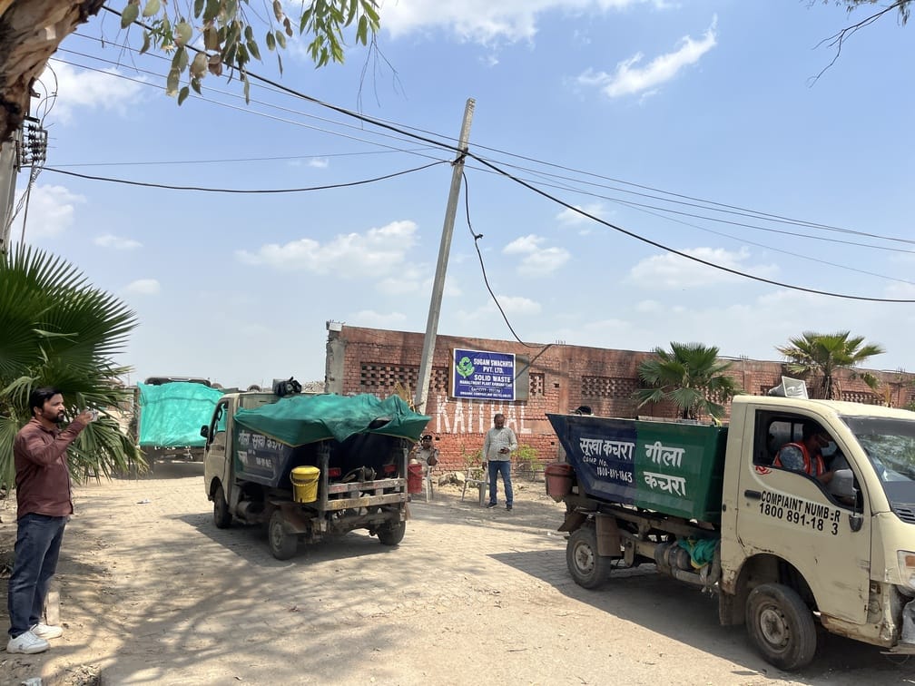 एसडीएम संजय कुमार खुद कटर से डंपिंग यार्ड पर लगा ताला कटवाते हुए। संवाद एसडीएम संजय कुमार खुद कटर से डंपिंग यार्ड पर लगा ताला कटवाते हुए। संवाद