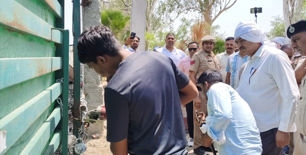 एसडीएम संजय कुमार खुद कटर से डंपिंग यार्ड पर लगा ताला कटवाते हुए। संवाद एसडीएम संजय कुमार खुद कटर से डंपिंग यार्ड पर लगा ताला कटवाते हुए। संवाद