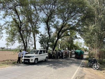एसडीएम संजय कुमार खुद कटर से डंपिंग यार्ड पर लगा ताला कटवाते हुए। संवाद एसडीएम संजय कुमार खुद कटर से डंपिंग यार्ड पर लगा ताला कटवाते हुए। संवाद