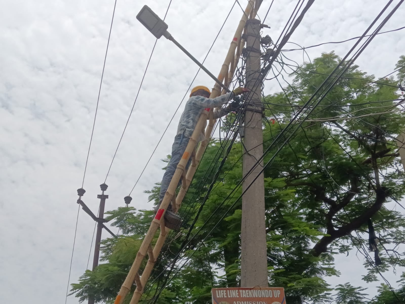 फोटो-01- बिजली मीटर की जांच करते बिजली कर्मचारी। संवाद फोटो-01- बिजली मीटर की जांच करते बिजली कर्मचारी। संवाद