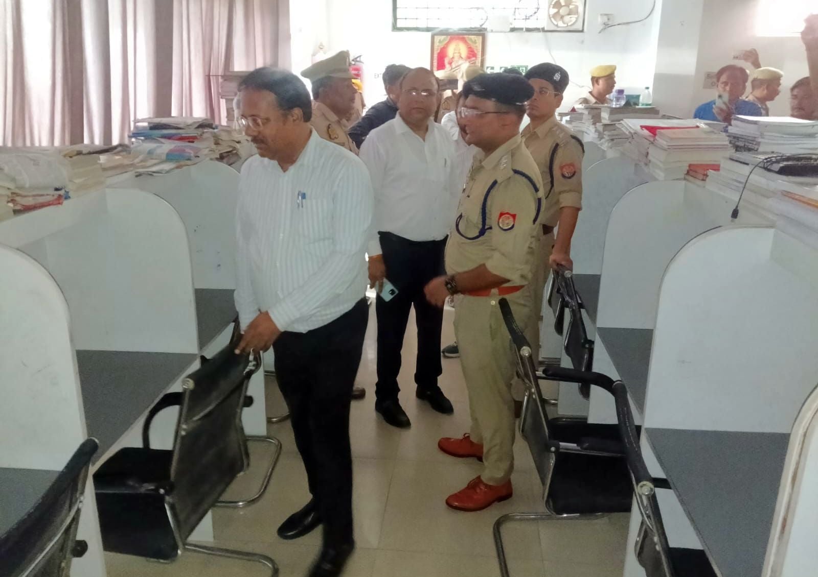 फोटो- 04- बेसमेंट में चल रही कोचिंग को सील करते नगर पालिका के कर्मचारी। संवाद