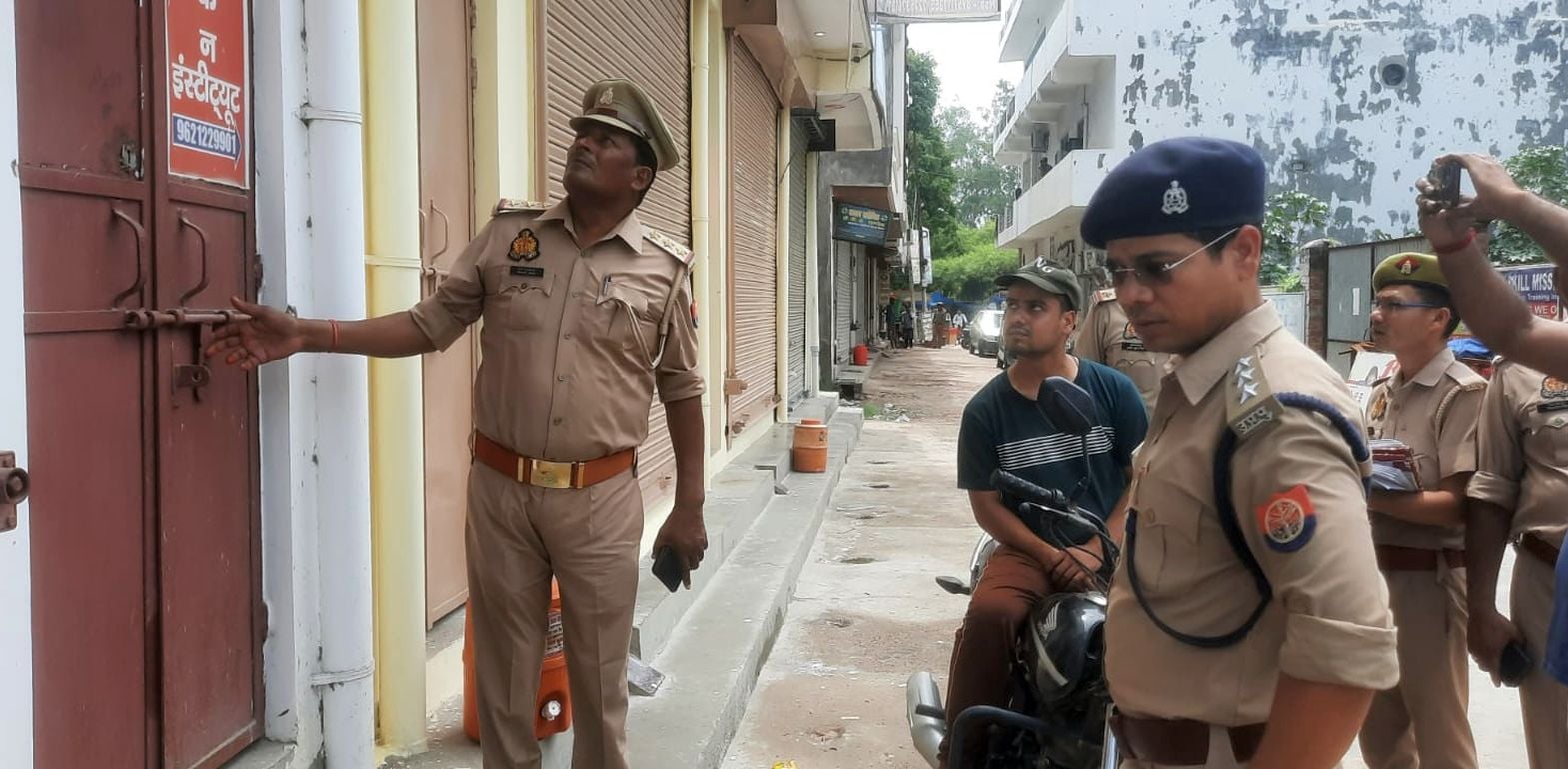फोटो- 04- बेसमेंट में चल रही कोचिंग को सील करते नगर पालिका के कर्मचारी। संवाद