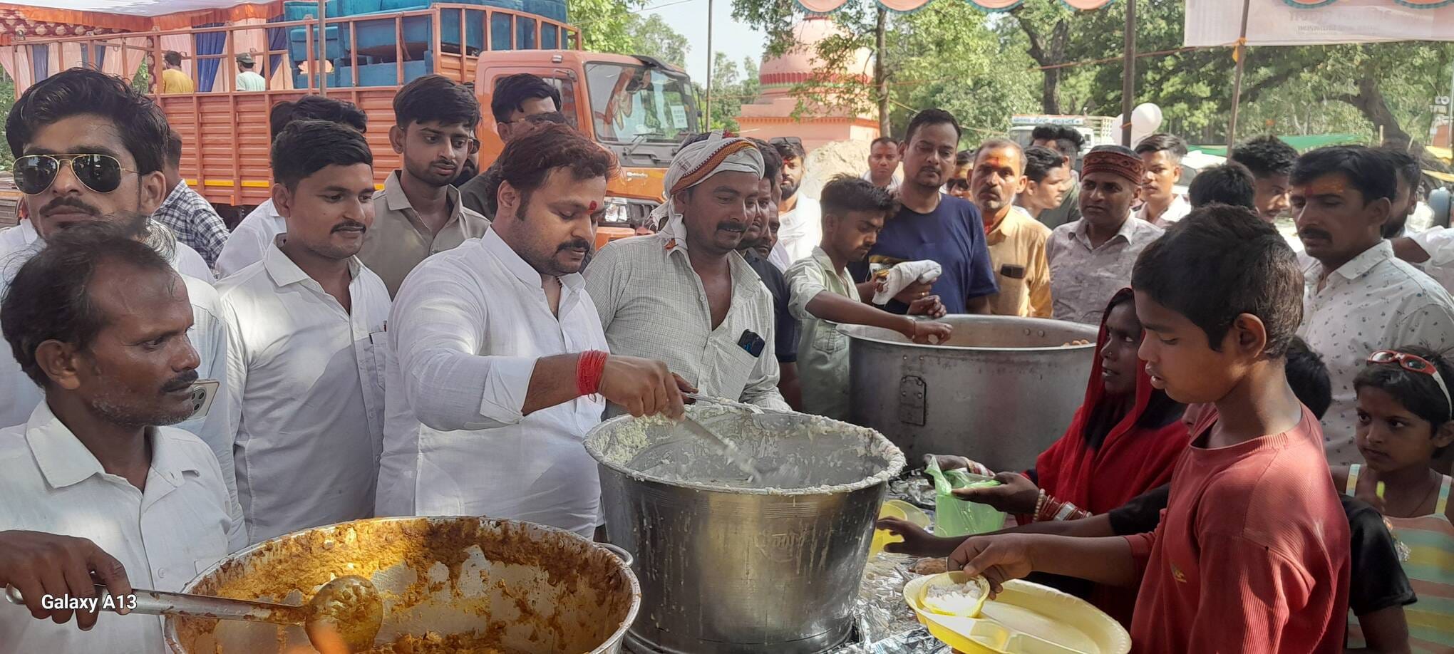 फोटो-15- शहर के बड़े हनुमान मंदिर में दर्शन पूजन करते श्रद्धालु। संवाद