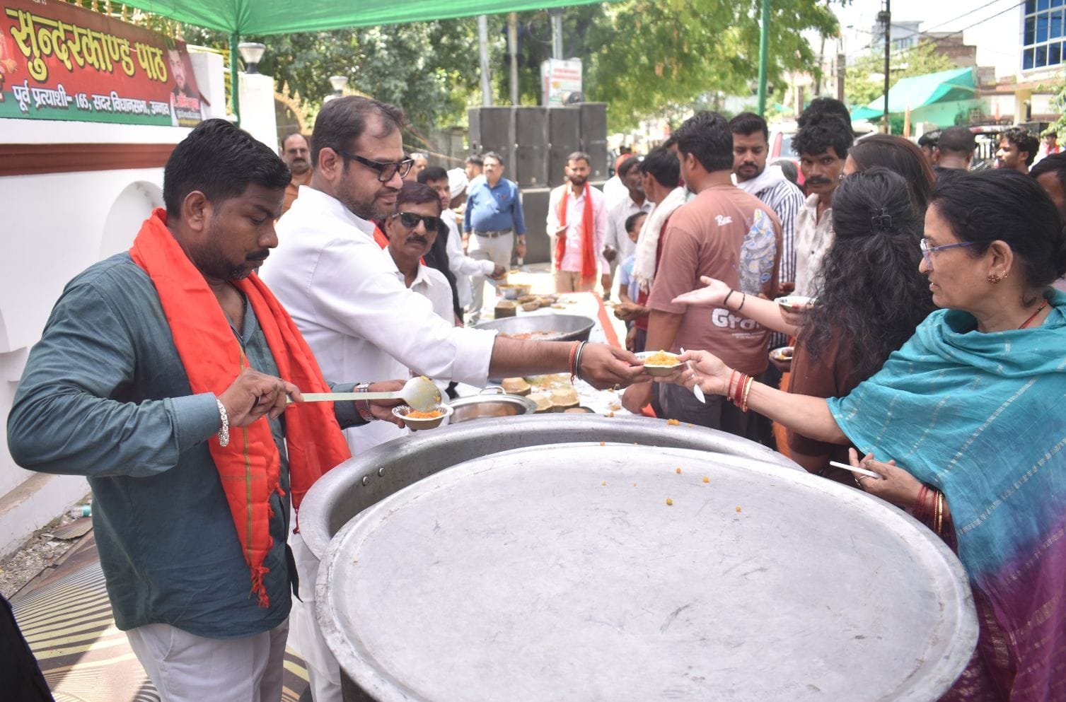 फोटो-15- शहर के बड़े हनुमान मंदिर में दर्शन पूजन करते श्रद्धालु। संवाद