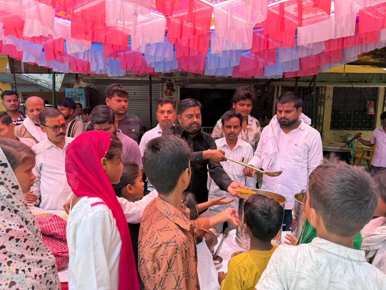 फोटो-15- शहर के बड़े हनुमान मंदिर में दर्शन पूजन करते श्रद्धालु। संवाद
