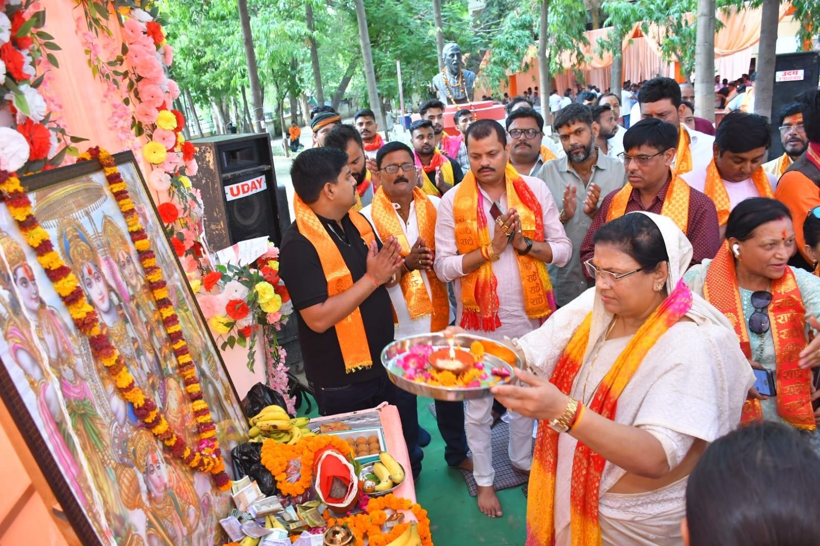 फोटो-15- शहर के बड़े हनुमान मंदिर में दर्शन पूजन करते श्रद्धालु। संवाद