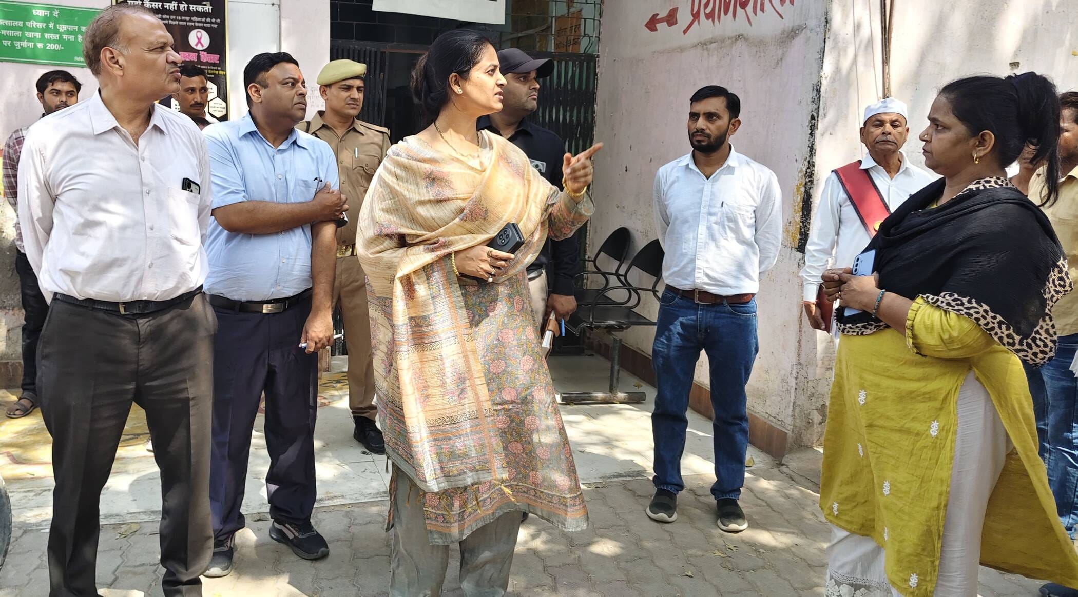 फोटो-18-स्वास्थ्य केंद्र की जांच करती जिलाधिकारी व सीएमओ। संवाद फोटो-18-स्वास्थ्य केंद्र की जांच करती जिलाधिकारी व सीएमओ। संवाद