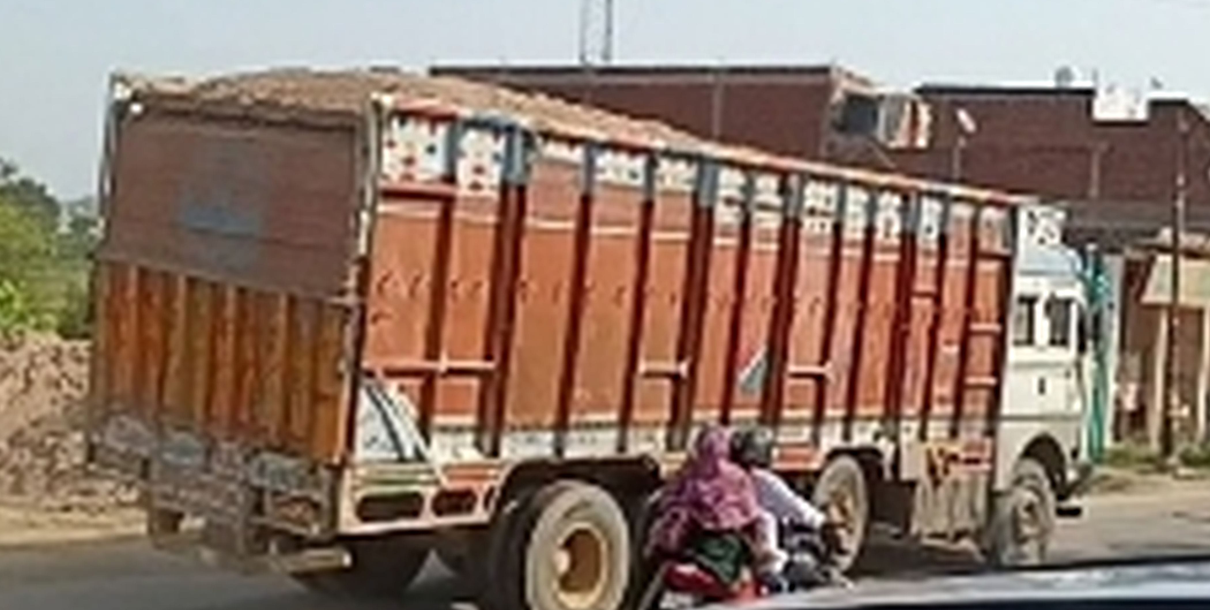 फोटो-19-युवक पर धौंस जमाते दरोगा व सिपाही। स्रोत: वीडियो ग्रैब फोटो-19-युवक पर धौंस जमाते दरोगा व सिपाही। स्रोत: वीडियो ग्रैब