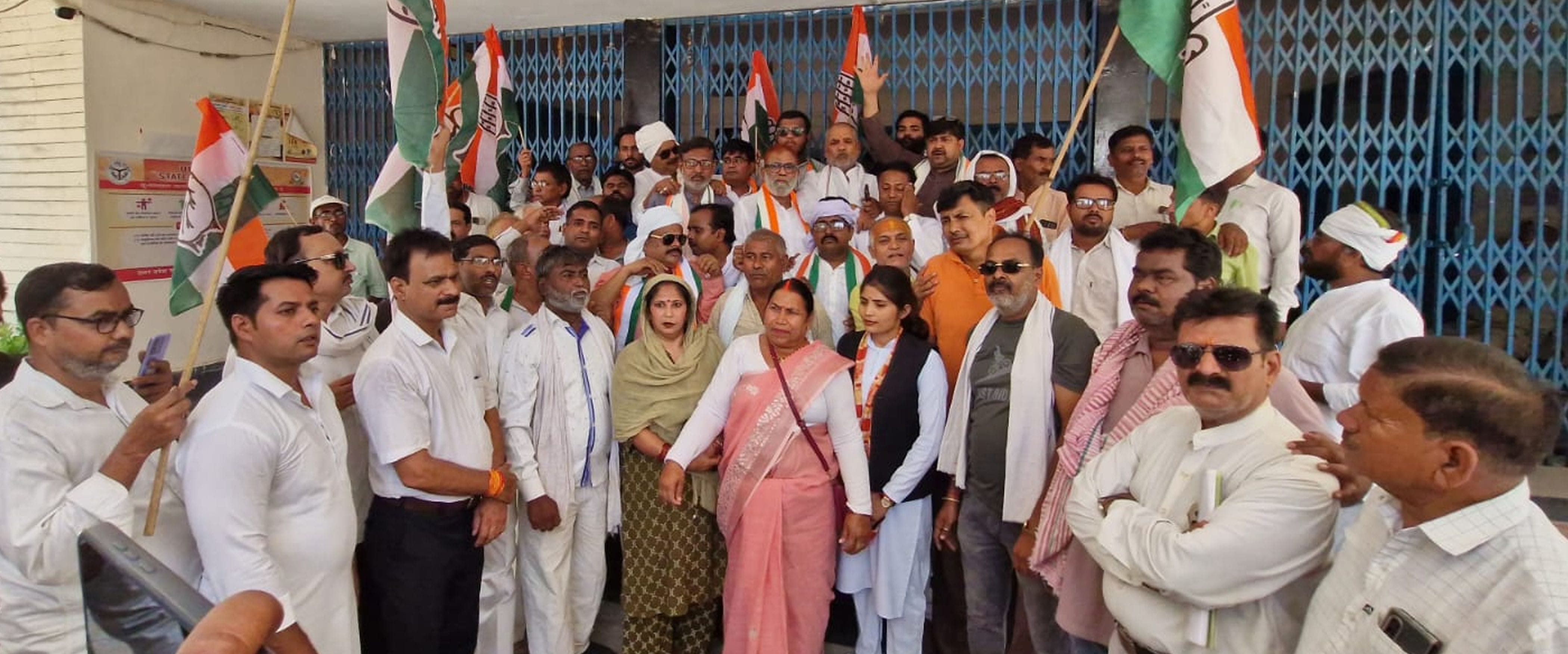 फोटो-24-कलेक्ट्रेट में प्रदर्शन करते कांग्रेसी। संवाद फोटो-24-कलेक्ट्रेट में प्रदर्शन करते कांग्रेसी। संवाद