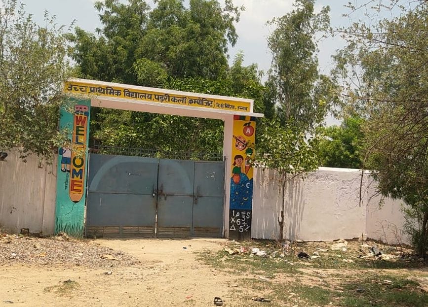 फोटो-25- हसनगंज बीआरसी के कोडरा लखौरा के जर्जर कंपोजिट स्कूल में दिखती छत की सरिया। संवाद