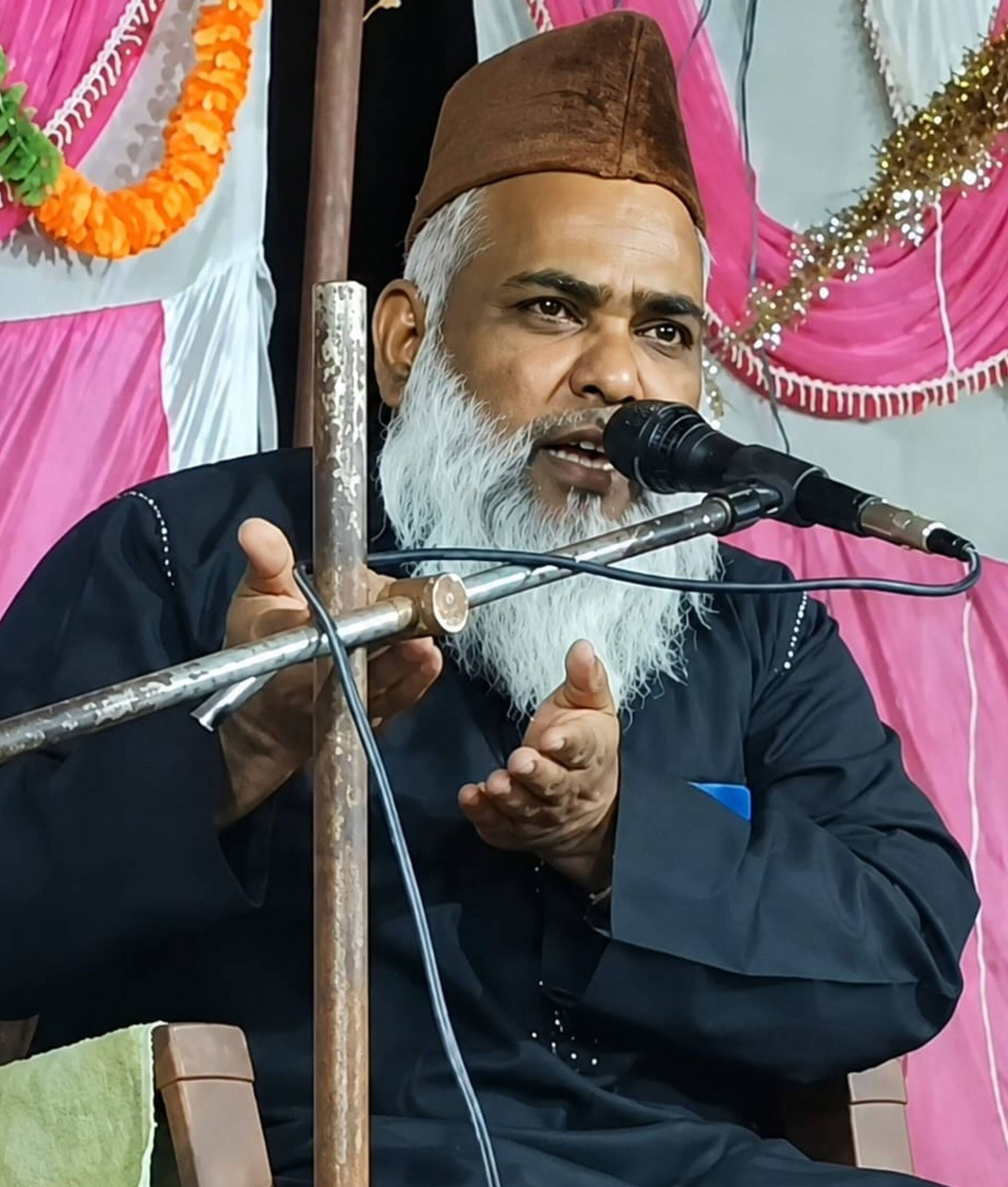 फोटो-26-मुहर्रम की मजलिस में तकरीर करते मौलाना अनवार अहमद। संवाद