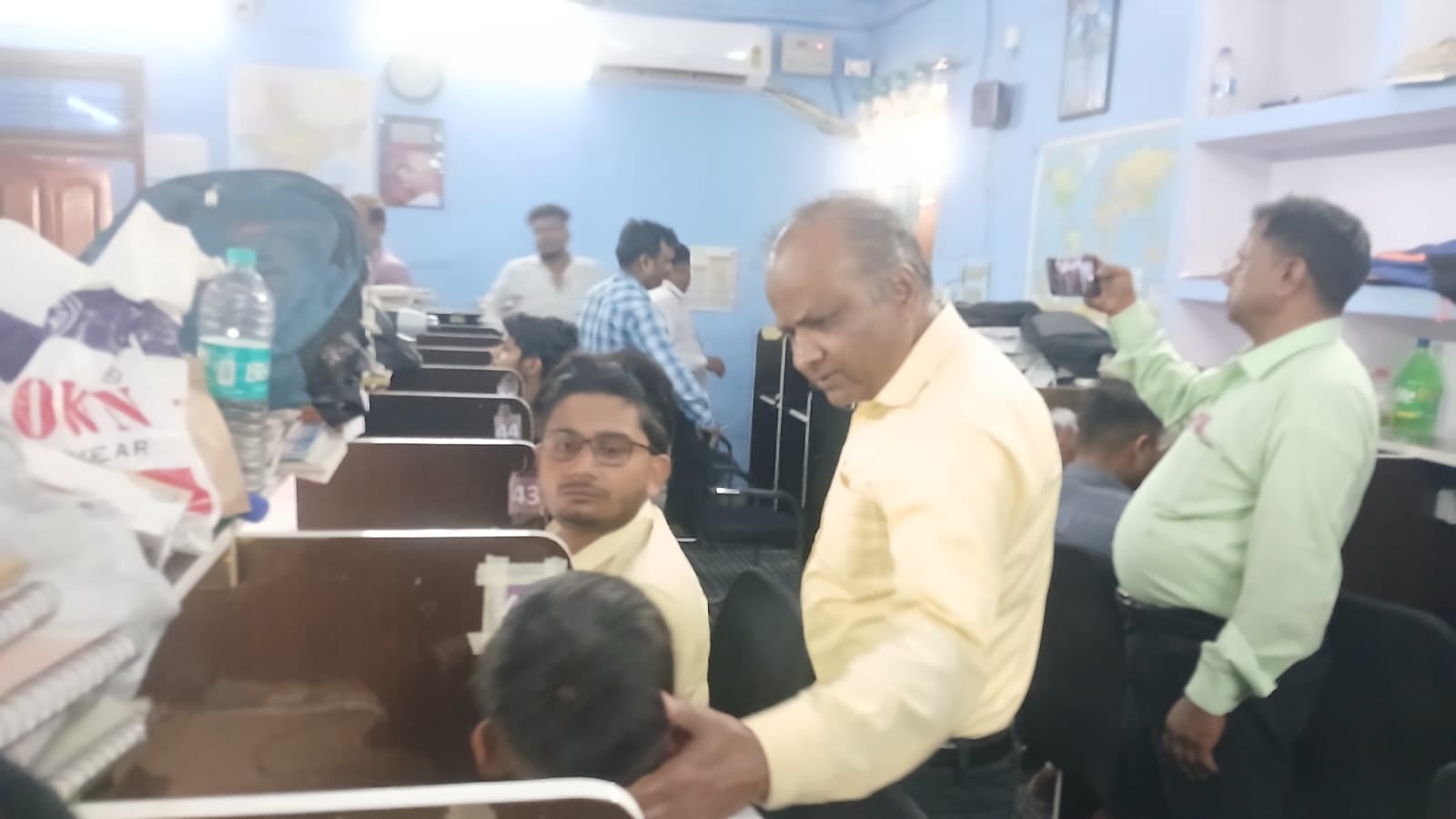 फोटो-46- जमालशाह के पास साईं लॉज की जांच करते अधिकारी। संवाद