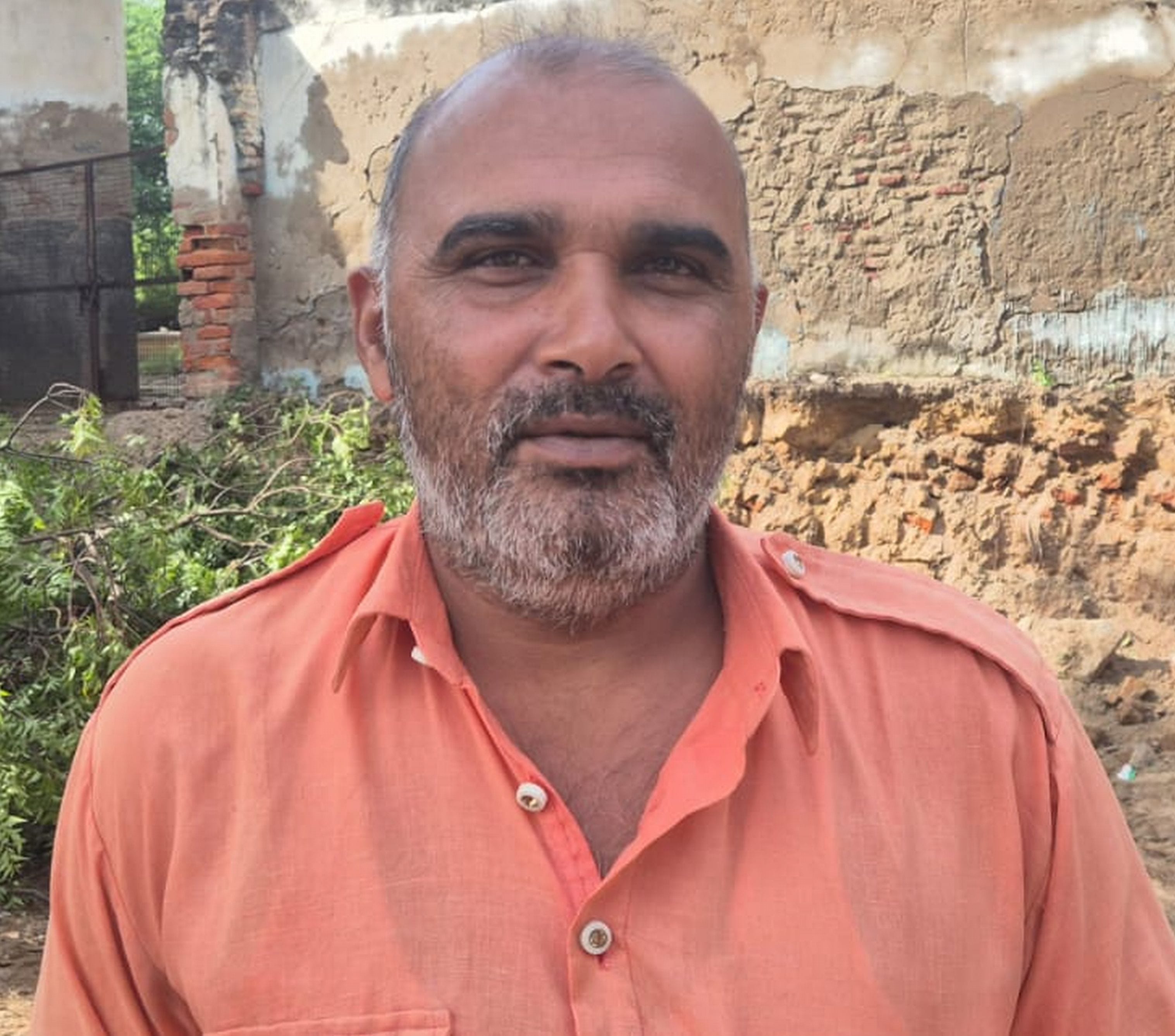 फोटो संख्या:75- गांव उन्हानी के नजदीक ट्रैक्टर की मदद से अंधड़  से गिरे पेड़ों को हटाते ग्रामीण