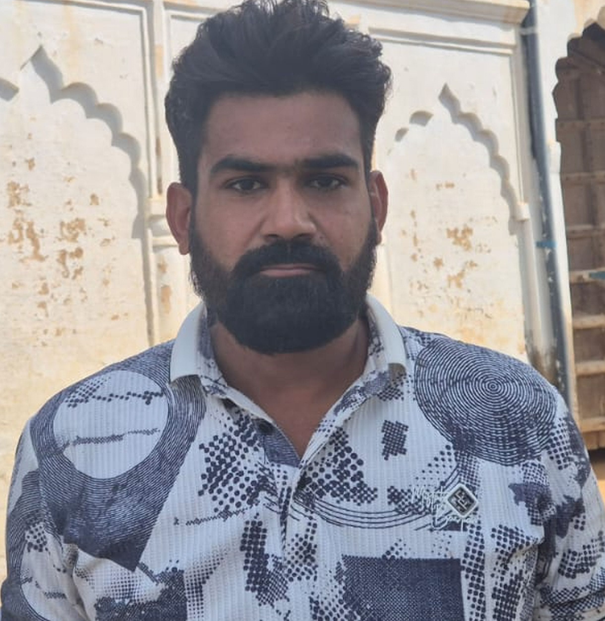 फोटो संख्या:75- गांव उन्हानी के नजदीक ट्रैक्टर की मदद से अंधड़  से गिरे पेड़ों को हटाते ग्रामीण