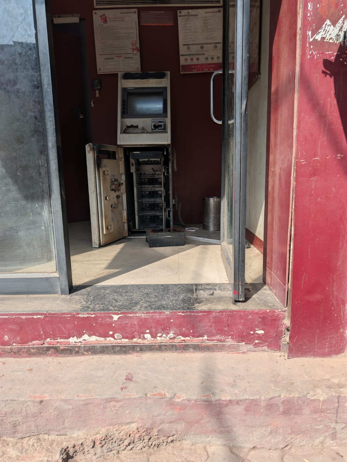 फोटो :: सोनीपत के बस स्टैंड के बाहर स्थित इंडसइंड बैंक का एटीएम जिसमें चोरी की वारदात को अंजाम