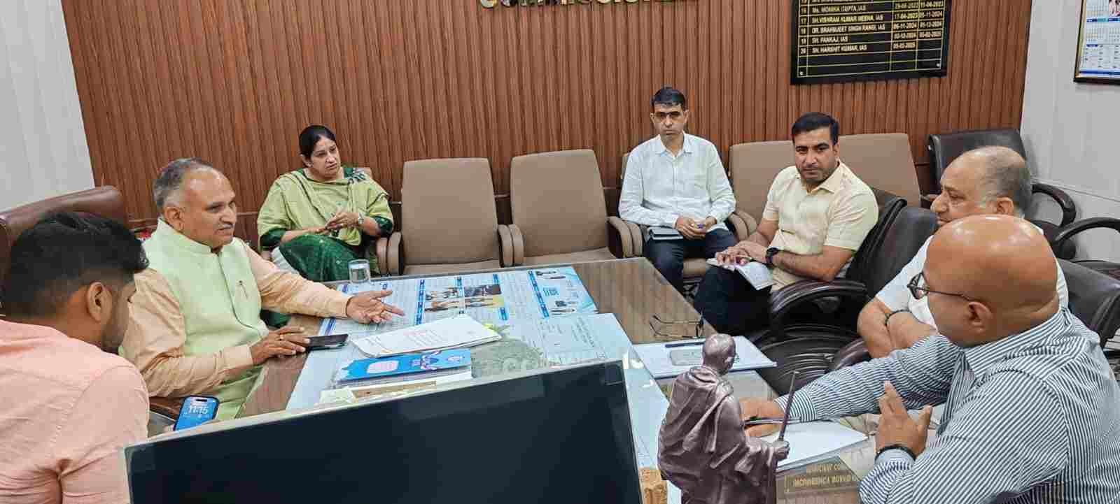 फोटो : सोनीपत में बहालगढ़ रोड पर खन्ना काॅलोनी के पास सड़क किनारे कूड़ा में लगाई गई आग। संवाद