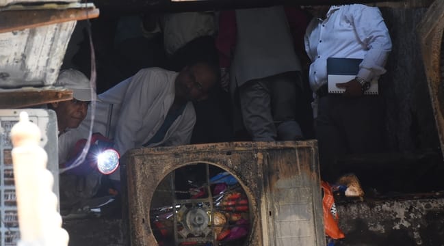 घटनास्थल पर जांच करती एसआईटी व फोरेंसिक टीम।