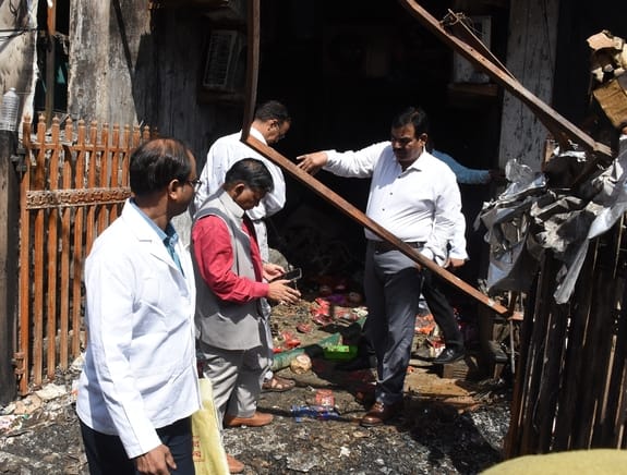 घटनास्थल पर जांच करती एसआईटी व फोरेंसिक टीम।