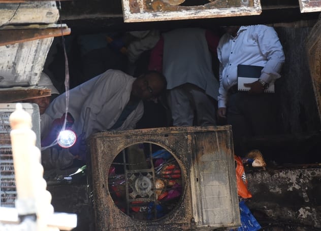 घटनास्थल पर जांच करती एसआईटी व फोरेंसिक टीम।