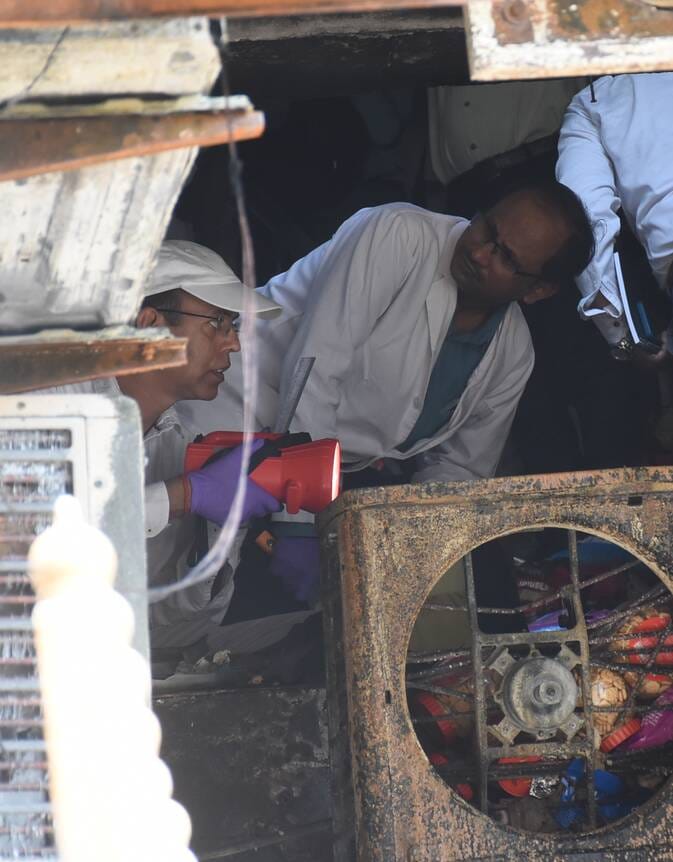 घटनास्थल पर जांच करती एसआईटी व फोरेंसिक टीम।