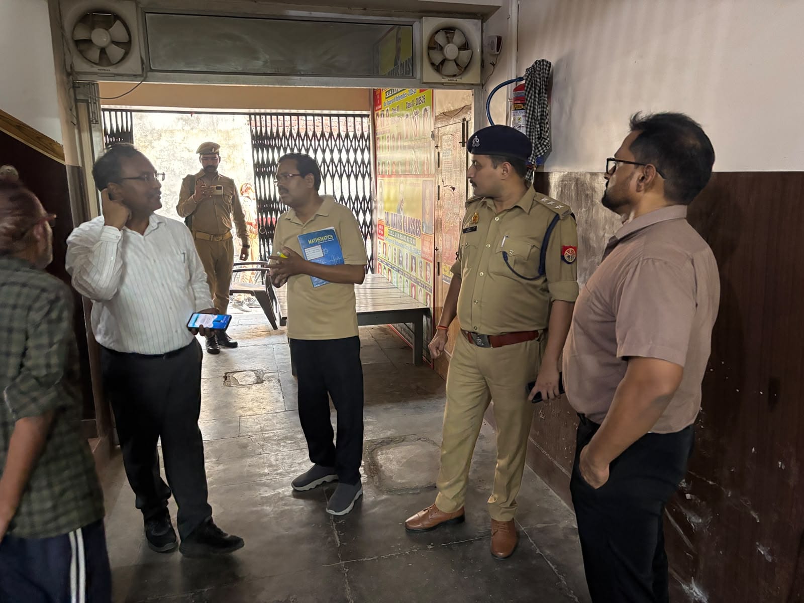 काेचिंग सेंटर में अग्निशमन यंत्र की जानकारी देती दमकल यूनिट के सदस्य। स्रोत: स्वयं