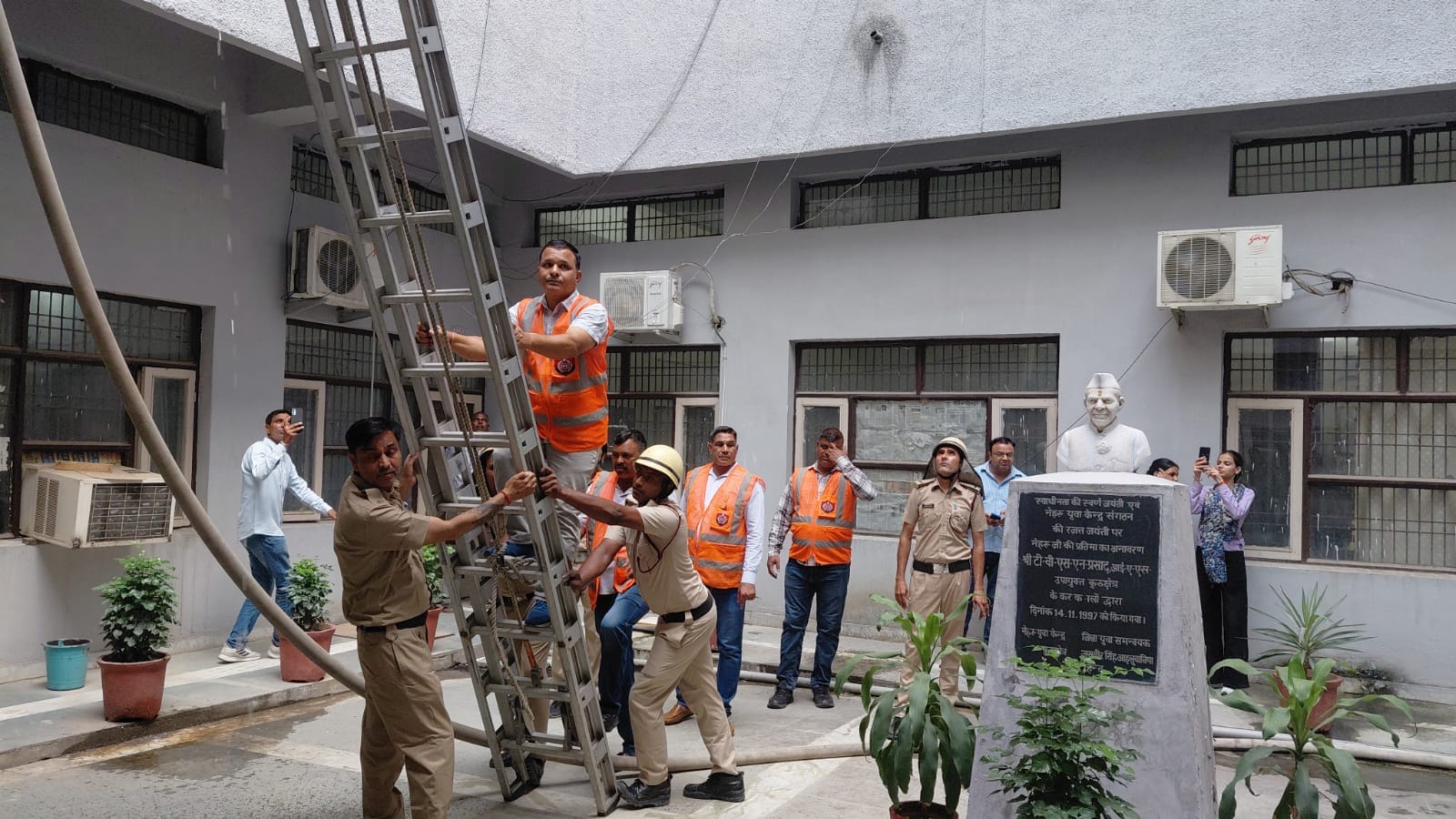 कुरुक्षेत्र। मॉक ड्रिल के दौरान आगजनी में फंसे कर्मियों को निकालती राहत टीम। संवाद कुरुक्षेत्र। मॉक ड्रिल के दौरान आगजनी में फंसे कर्मियों को निकालती राहत टीम। संवाद
