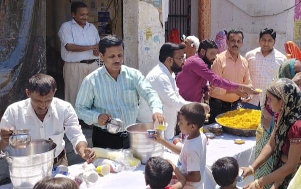 कृष्णानगर मंदिर में सुंदरकांड पाठ में शामिल श्रद्धालु। स्रोत: आयोजक कृष्णानगर मंदिर में सुंदरकांड पाठ में शामिल श्रद्धालु। स्रोत: आयोजक
