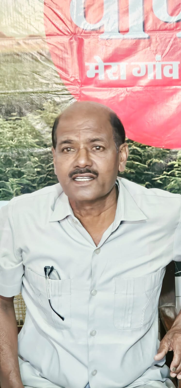 खारवन गांव में आयोजित चौपाल में लोगों की शिकायतें सुनते बीडीपीओ कार्तिक चौहान। संवाद