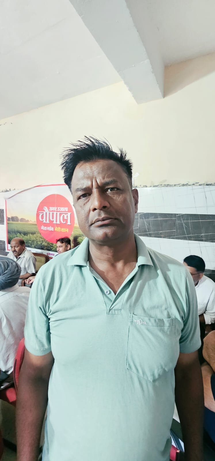 खारवन गांव में आयोजित चौपाल में लोगों की शिकायतें सुनते बीडीपीओ कार्तिक चौहान। संवाद