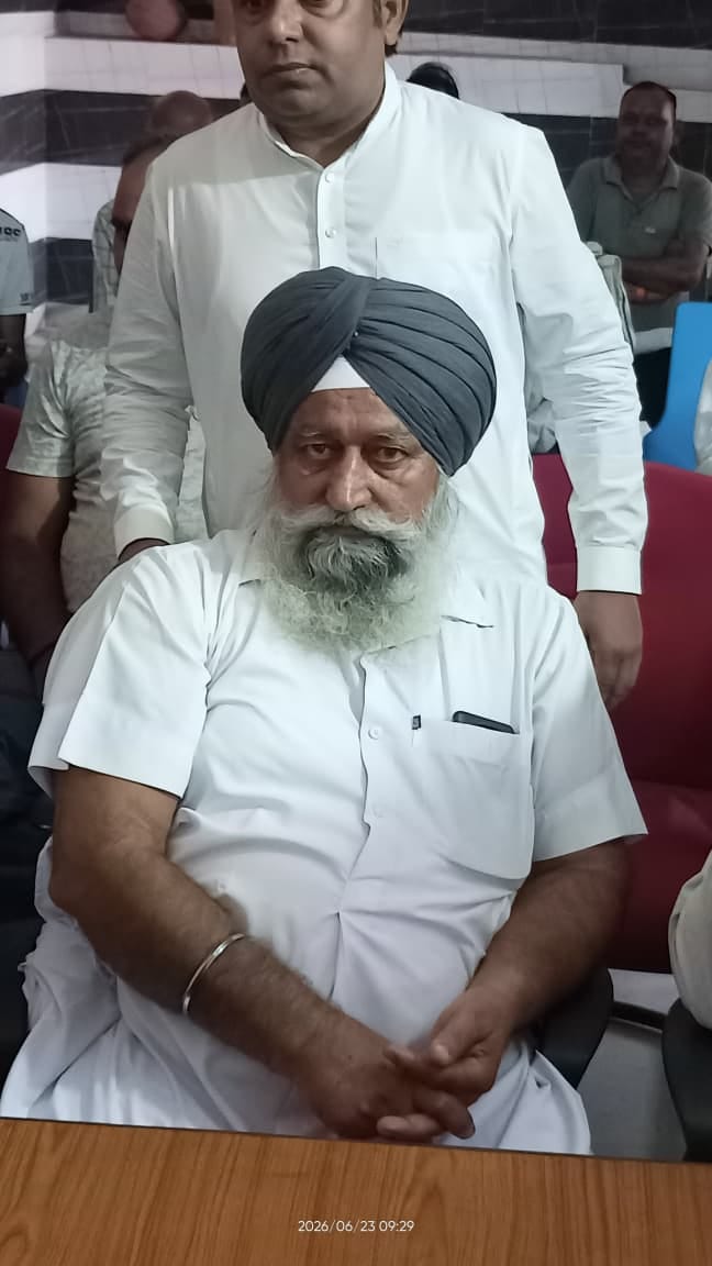 खारवन गांव में आयोजित चौपाल में लोगों की शिकायतें सुनते बीडीपीओ कार्तिक चौहान। संवाद