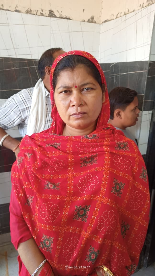 खारवन गांव में आयोजित चौपाल में लोगों की शिकायतें सुनते बीडीपीओ कार्तिक चौहान। संवाद
