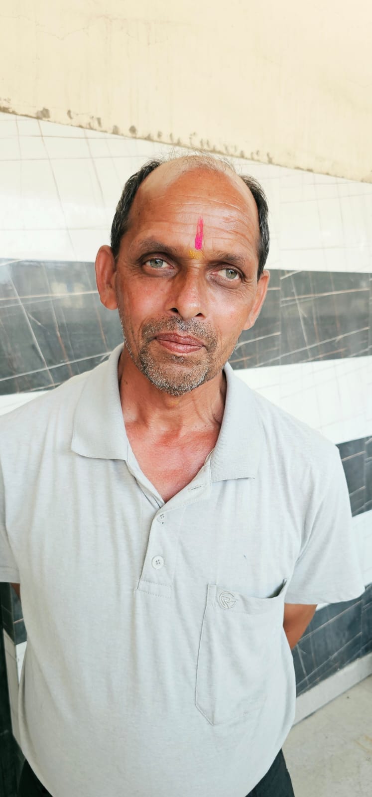 खारवन गांव में आयोजित चौपाल में लोगों की शिकायतें सुनते बीडीपीओ कार्तिक चौहान। संवाद