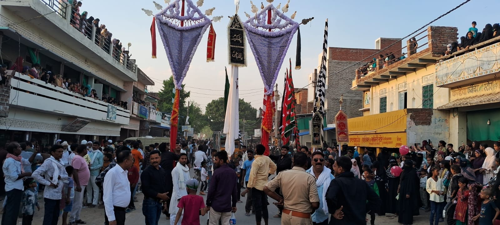 मुहम्मदाबाद में निकले सद्दा जुलूस में शामिल मुस्लिम बंधु। संवाद