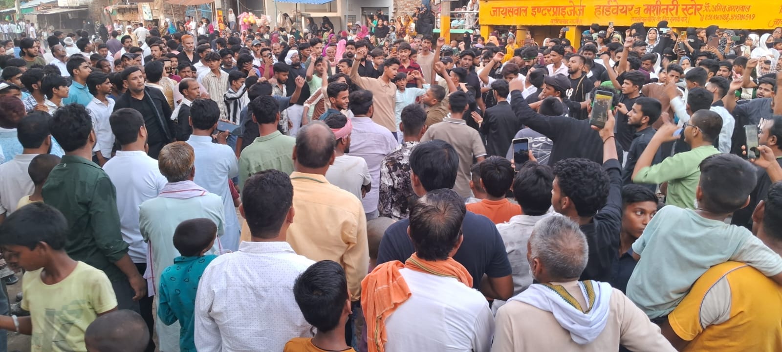 मुहम्मदाबाद में निकले सद्दा जुलूस में शामिल मुस्लिम बंधु। संवाद