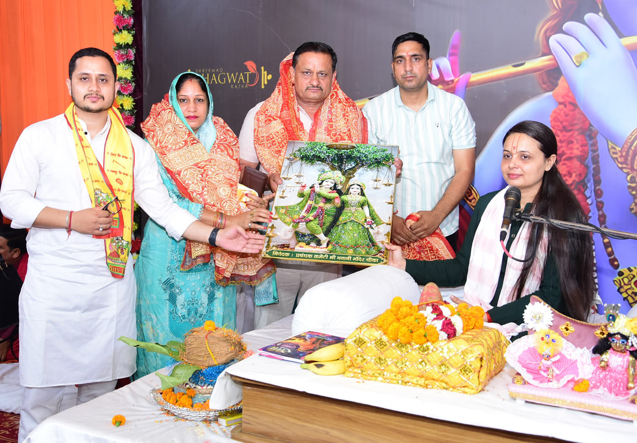 मुख्यातिथि निशान सिंह को सम्मानित करते हुए कथा वाचक रक्षा सरस्वती।