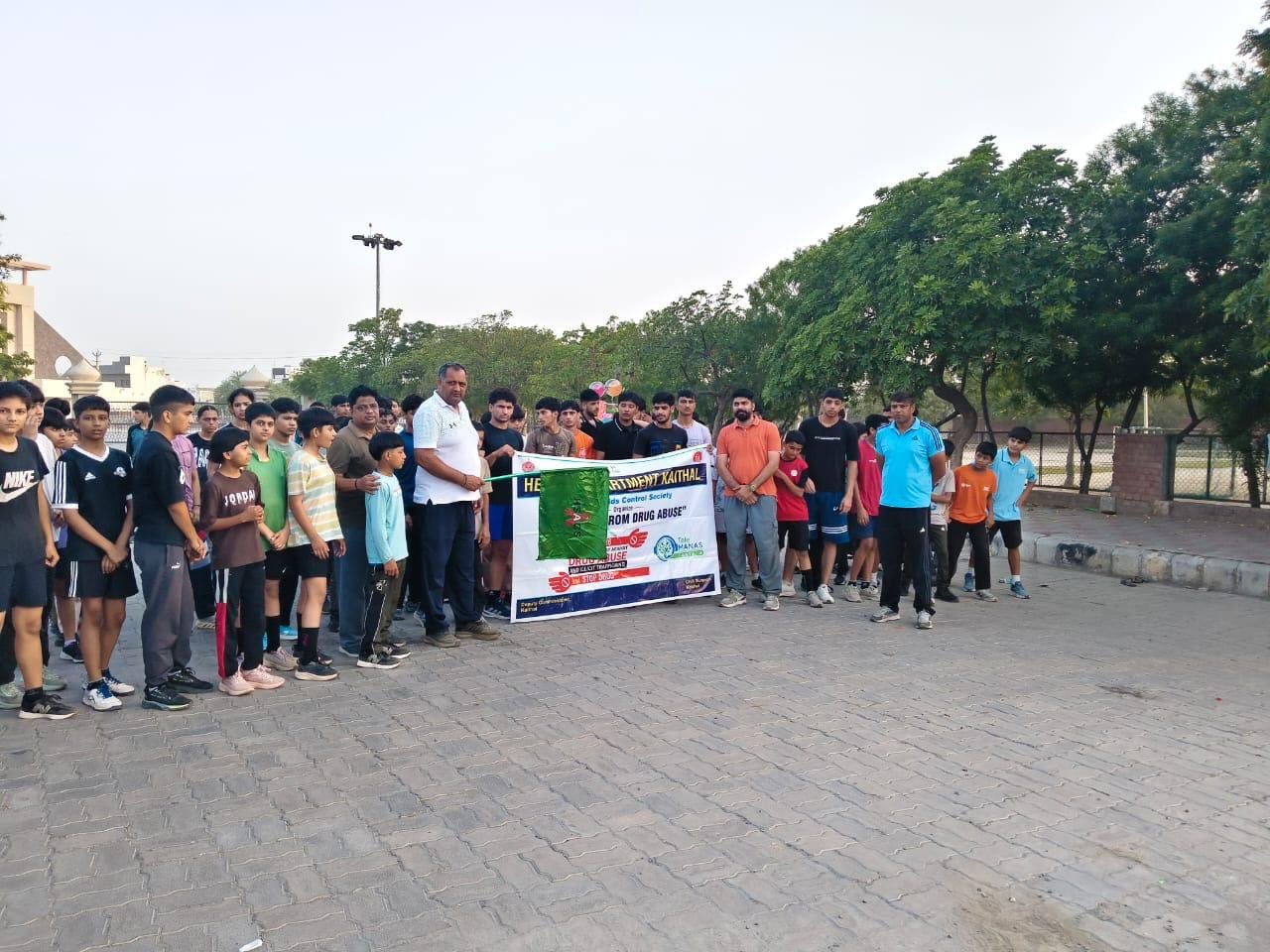मैराथन दौड़ शुरू करवाते मुख्य अतिथि बॉक्सिंग कोच गुरमीत।