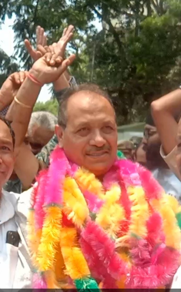 नाहन में नगर परिषद के अध्यक्ष पद पर जीत दर्ज करने के बाद शहर में विजयी जुलूस निकालते कांग्रेसी।