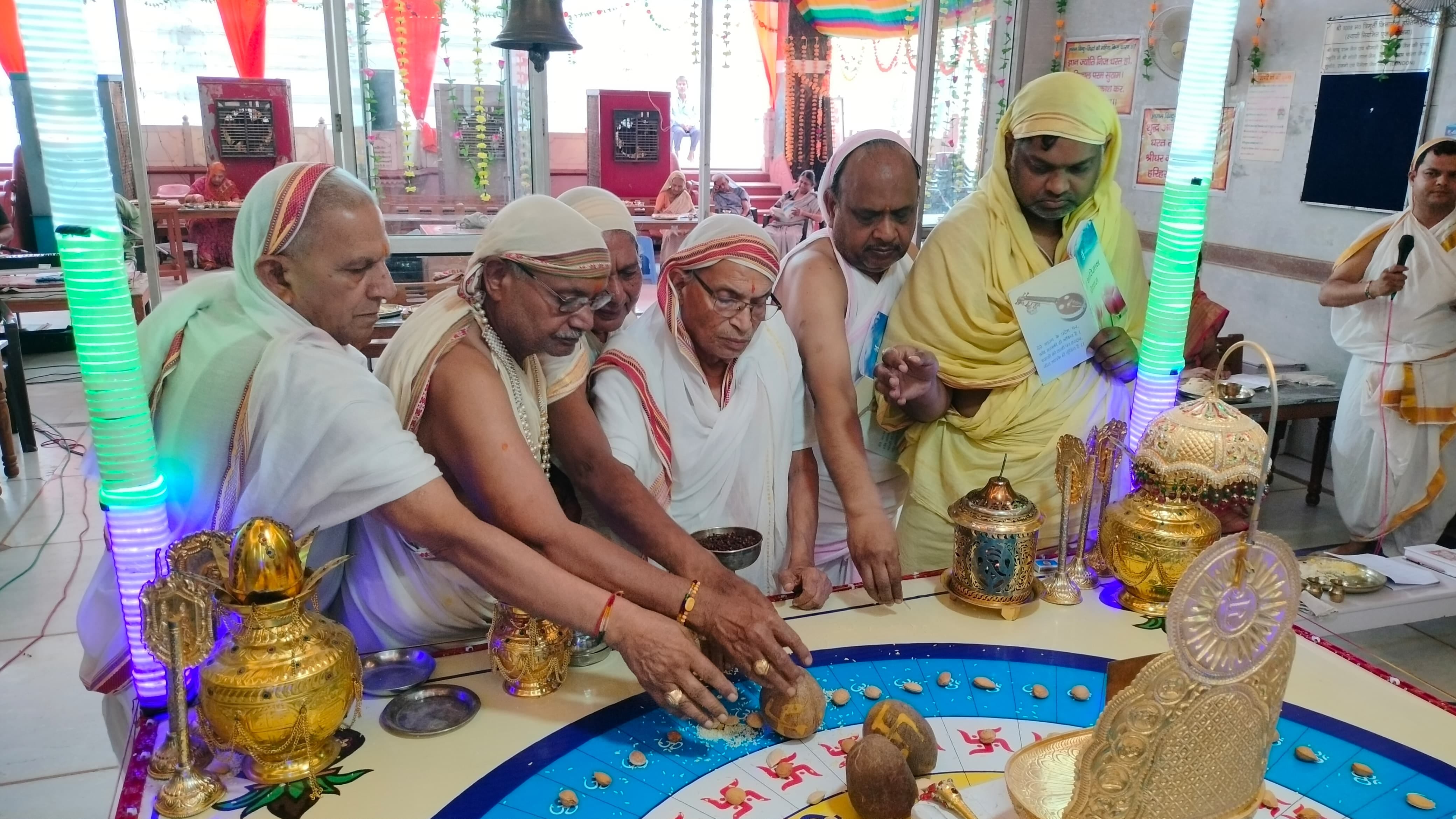 प्राचीन दिगंबर जैन बड़े मंदिर में पूजा अर्चना करते श्रद्धालु स्रोत संवाद प्राचीन दिगंबर जैन बड़े मंदिर में पूजा अर्चना करते श्रद्धालु स्रोत संवाद