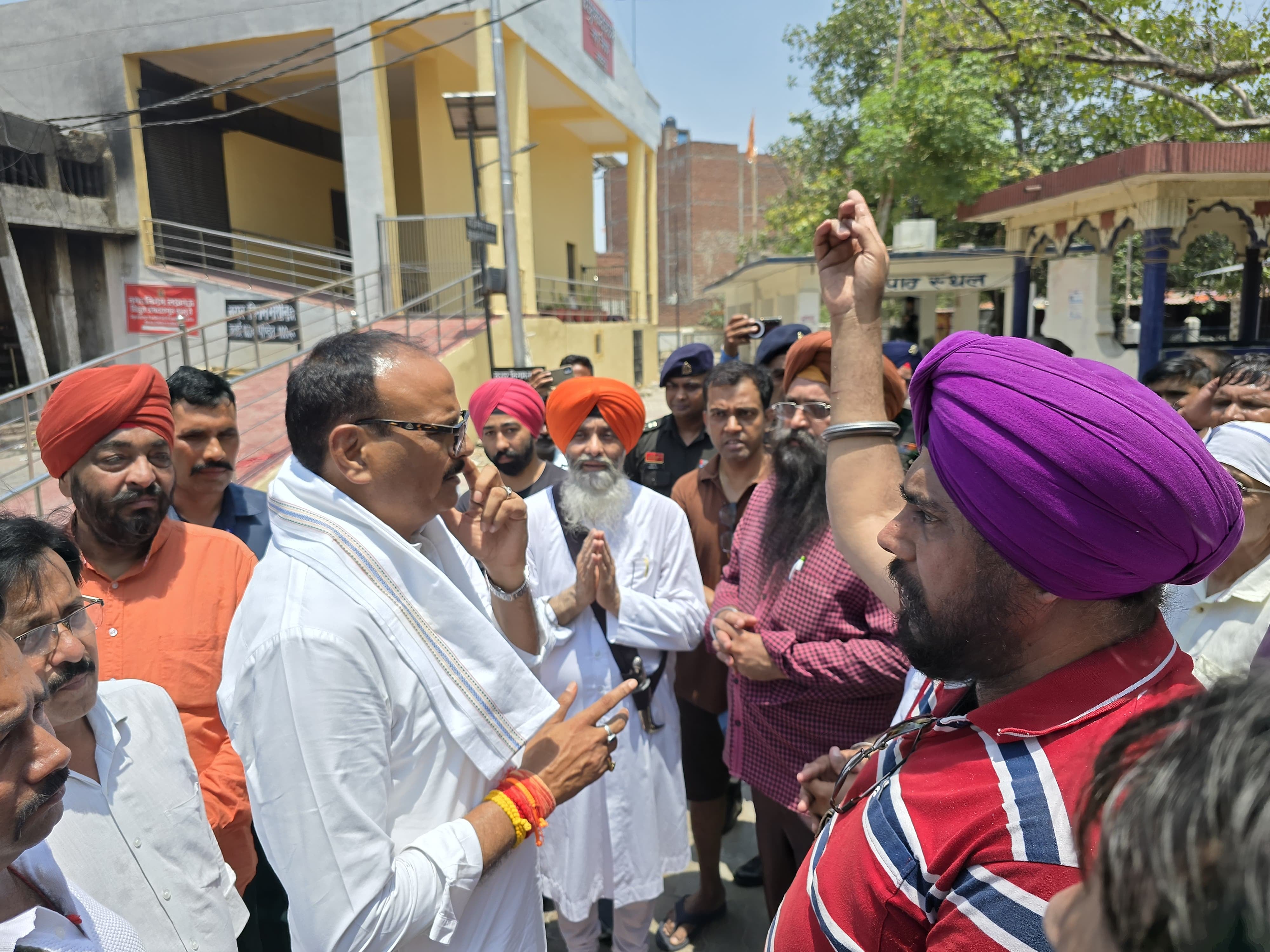 पीड़ित परिवार को सांत्वना देते डिप्टी सीएम ब्रजेशा पाठक। पीड़ित परिवार को सांत्वना देते डिप्टी सीएम ब्रजेशा पाठक।