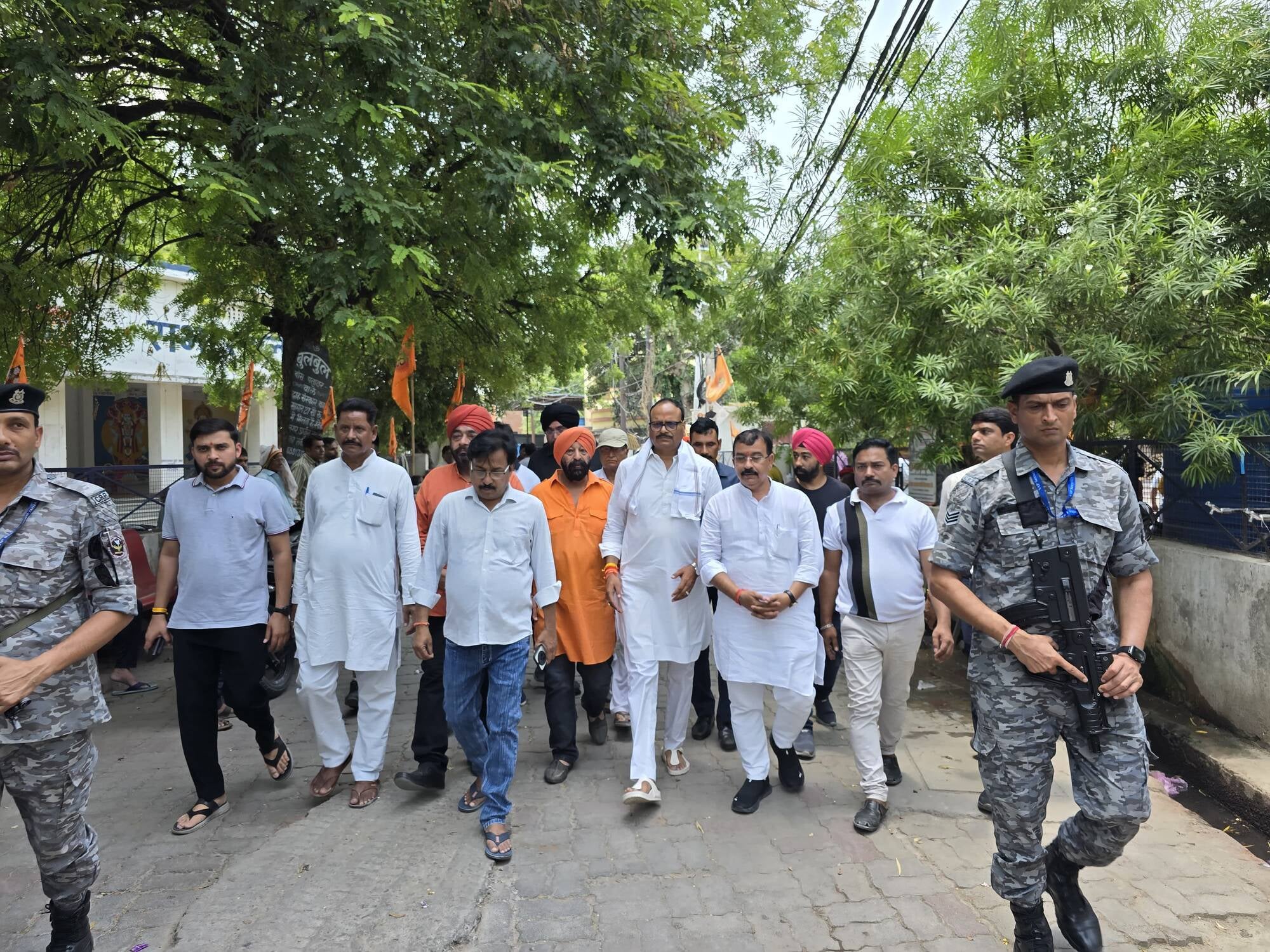 पीड़ित परिवार को सांत्वना देते डिप्टी सीएम ब्रजेशा पाठक। पीड़ित परिवार को सांत्वना देते डिप्टी सीएम ब्रजेशा पाठक।