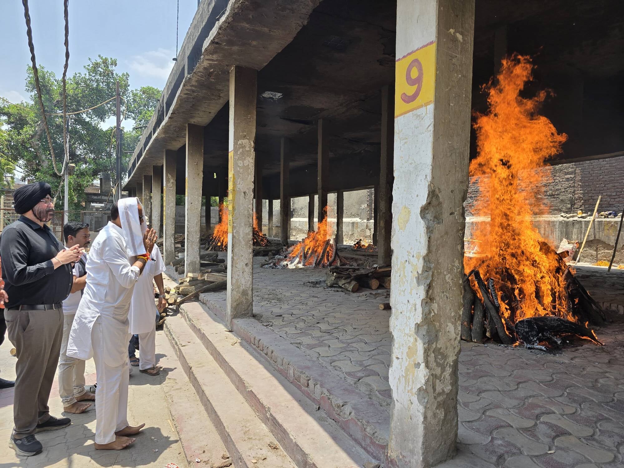पीड़ित परिवार को सांत्वना देते डिप्टी सीएम ब्रजेशा पाठक। पीड़ित परिवार को सांत्वना देते डिप्टी सीएम ब्रजेशा पाठक।