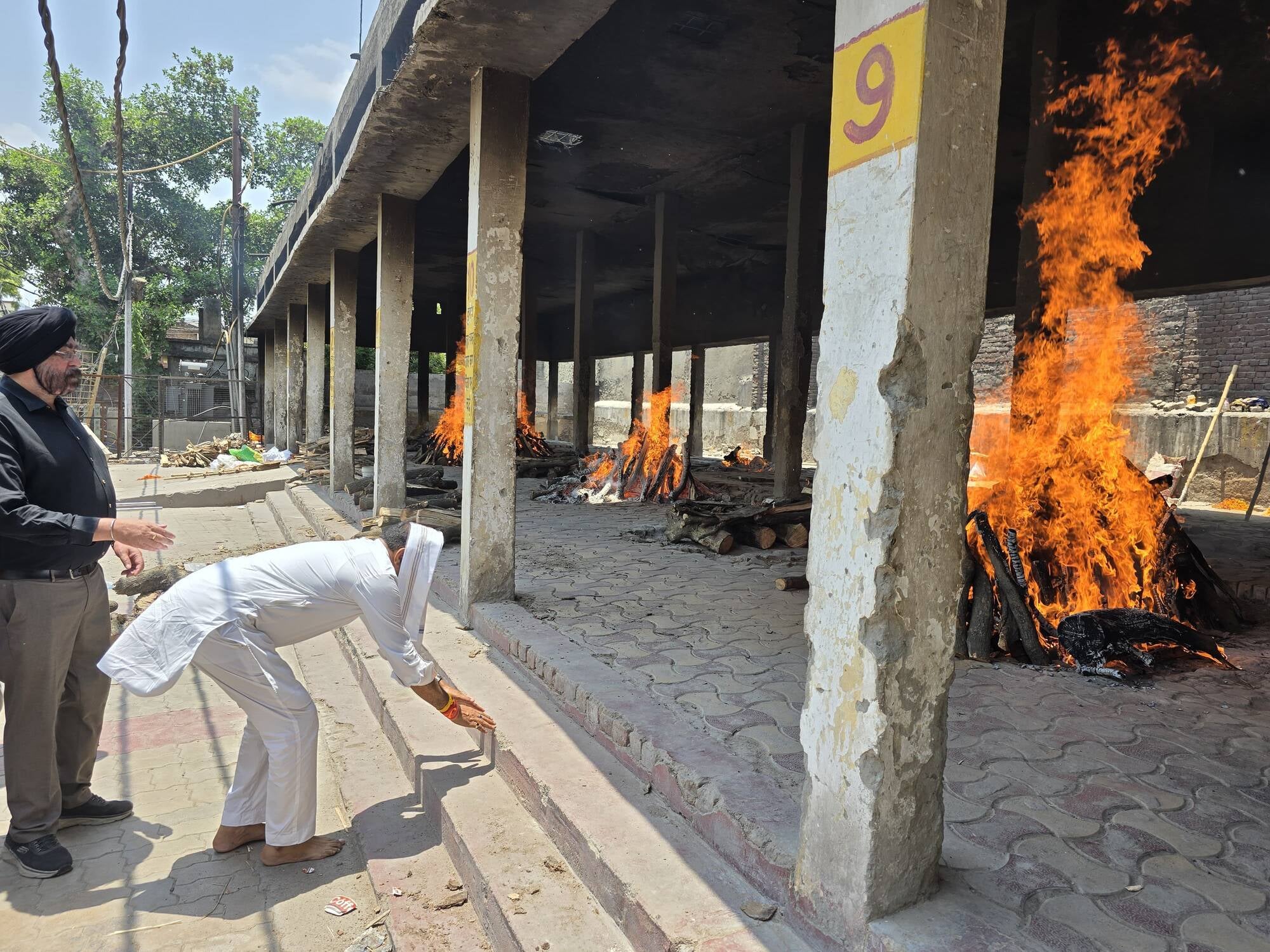 पीड़ित परिवार को सांत्वना देते डिप्टी सीएम ब्रजेशा पाठक। पीड़ित परिवार को सांत्वना देते डिप्टी सीएम ब्रजेशा पाठक।