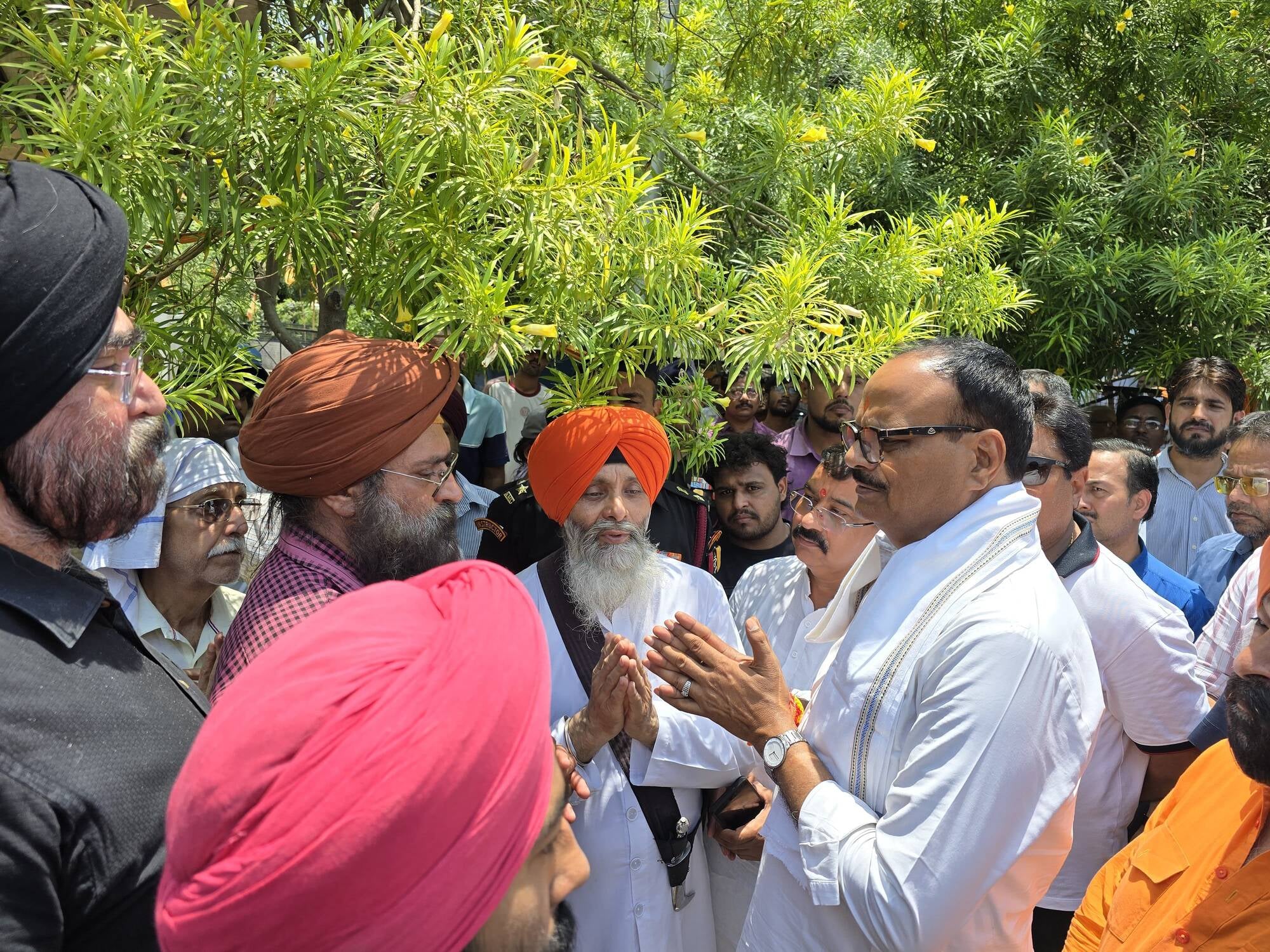 पीड़ित परिवार को सांत्वना देते डिप्टी सीएम ब्रजेशा पाठक। पीड़ित परिवार को सांत्वना देते डिप्टी सीएम ब्रजेशा पाठक।