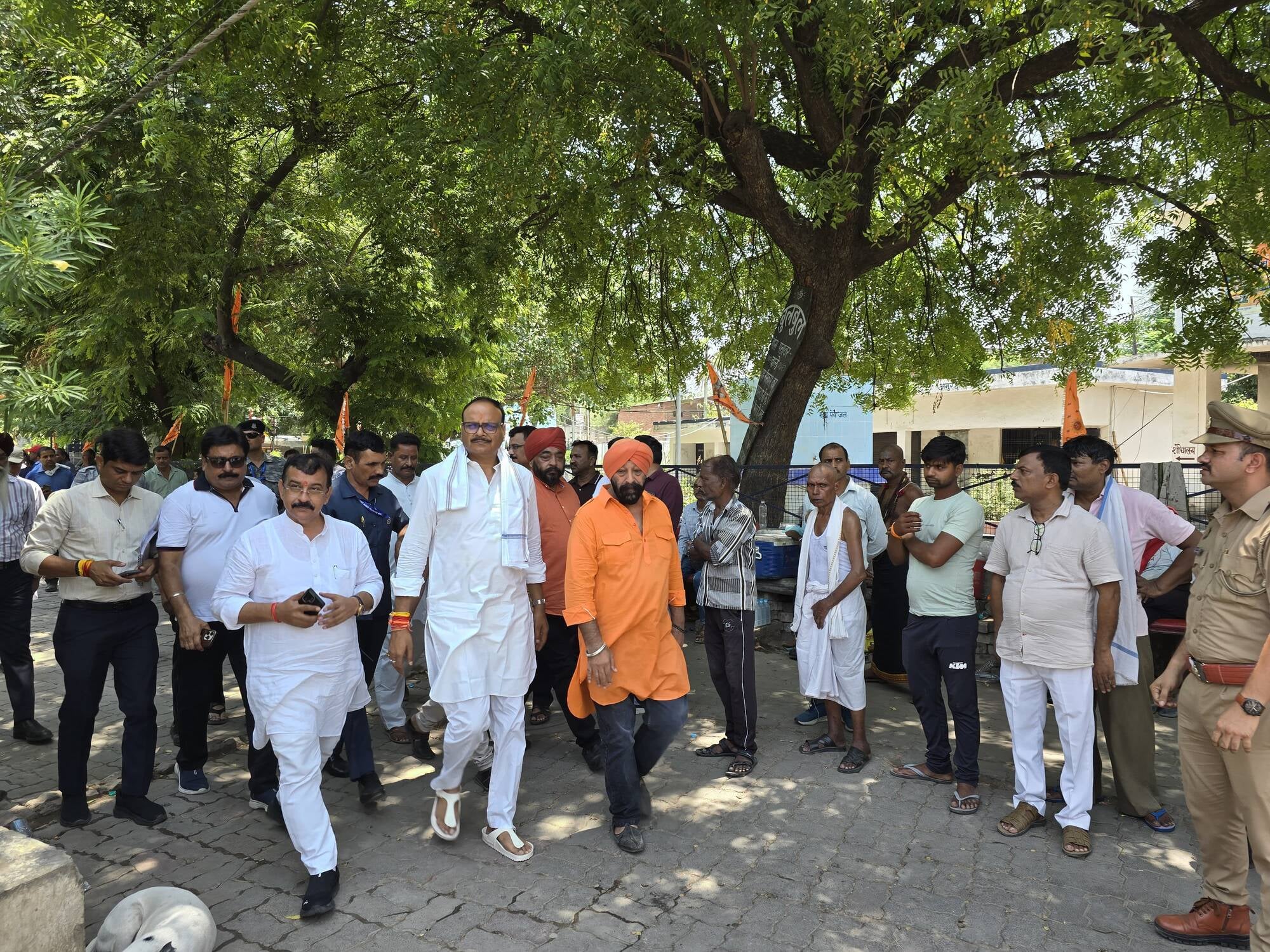 पीड़ित परिवार को सांत्वना देते डिप्टी सीएम ब्रजेशा पाठक। पीड़ित परिवार को सांत्वना देते डिप्टी सीएम ब्रजेशा पाठक।