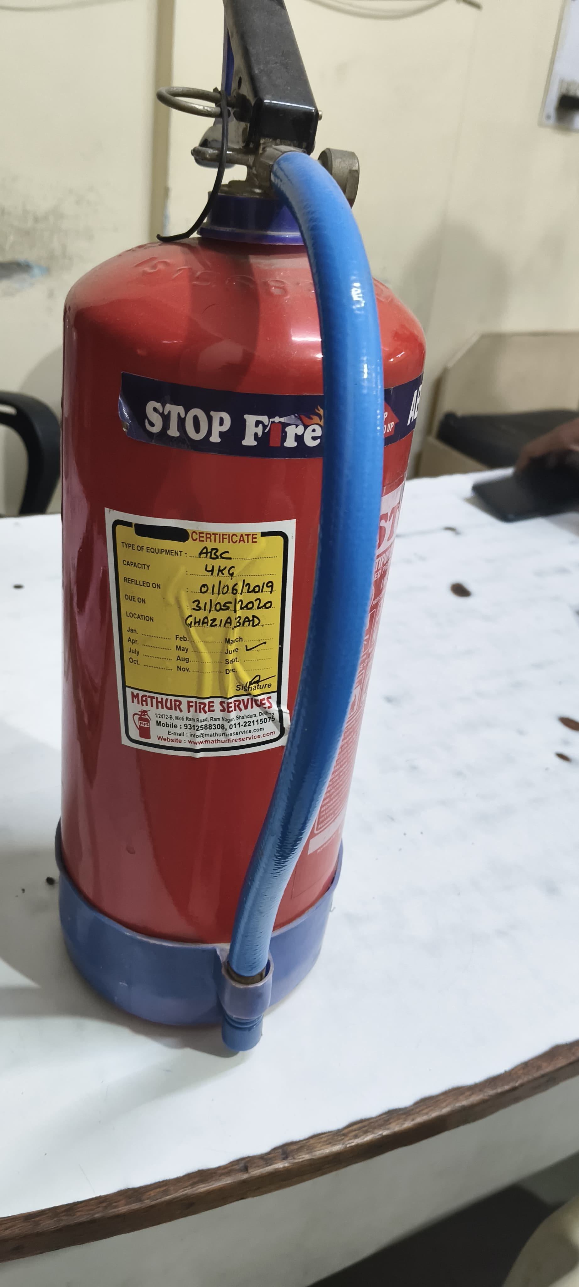 राकेश मार्ग स्थित कोचिंग सेंटर पर खाली पड़ी आग बुझाने की रेत की बाल्टियां। संवाद