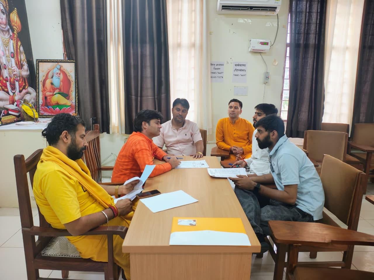 संस्कृत विश्वविद्यालय में दाखिले के लिए पहुंचे अभ्यार्थियों को जानकारी देते स्टाफ सदस्य। विज् संस्कृत विश्वविद्यालय में दाखिले के लिए पहुंचे अभ्यार्थियों को जानकारी देते स्टाफ सदस्य। विज्