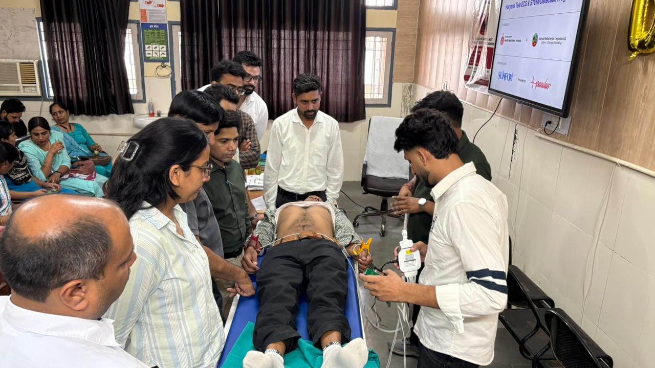 स्वास्थ्य कर्मियों को ईसीजी मशीन से जांच और एप के बारे में जानकारी देते विशेषज्ञ। विज्ञप्ति