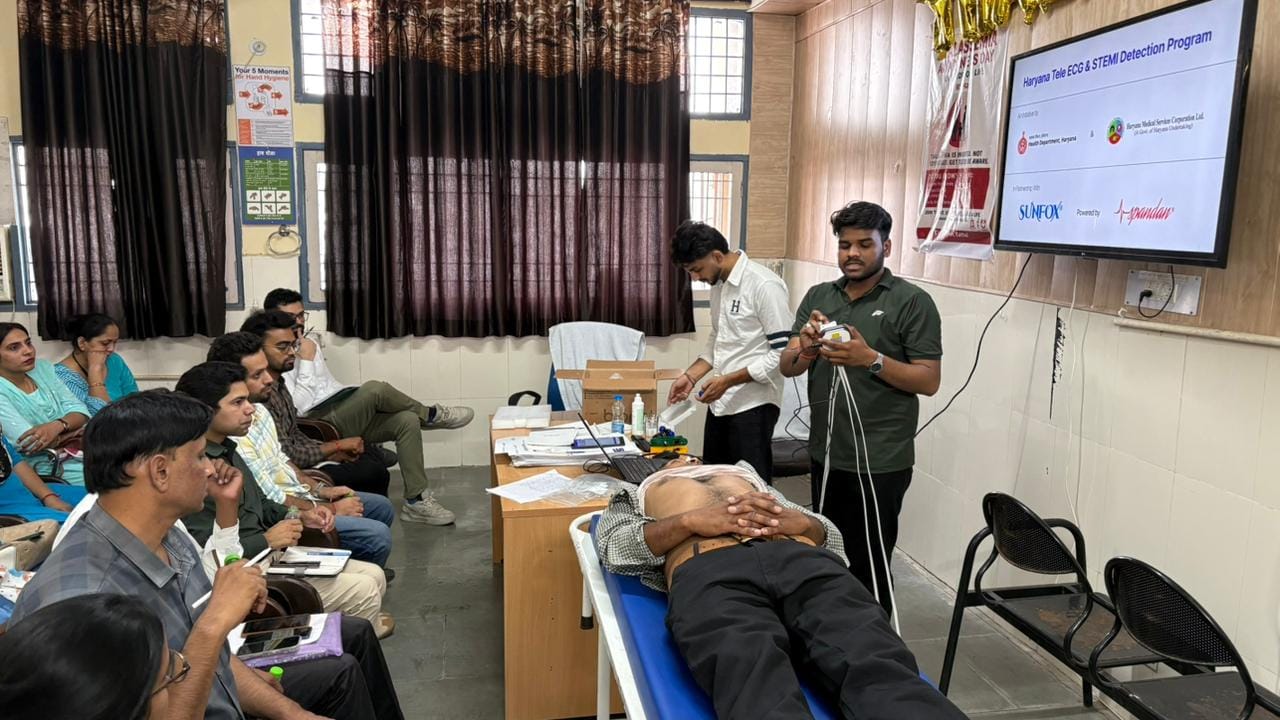 स्वास्थ्य कर्मियों को ईसीजी मशीन से जांच और एप के बारे में जानकारी देते विशेषज्ञ। विज्ञप्ति