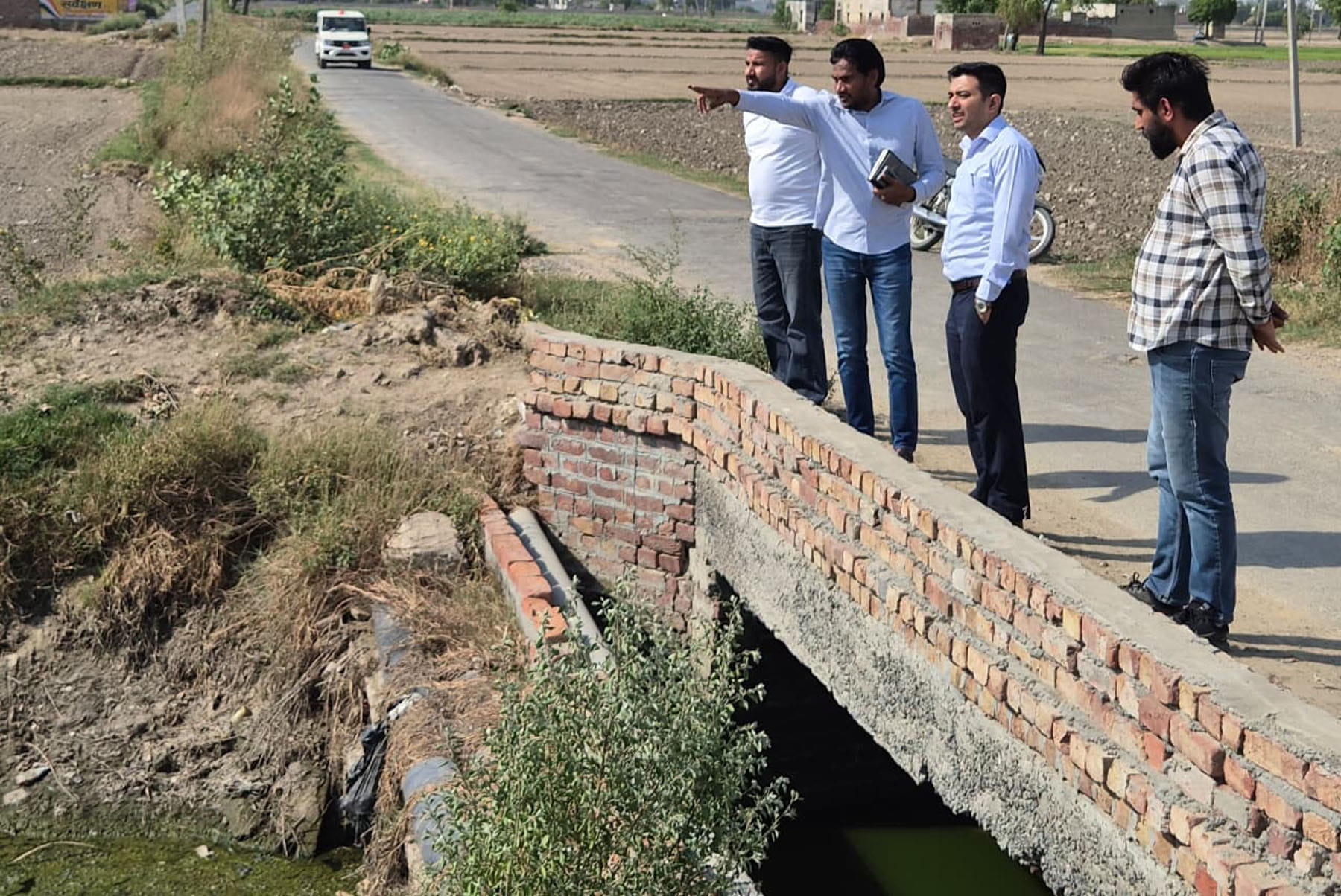 संवेदनशील ड्रेनों का निरीक्षण करते एसडीएम। संवेदनशील ड्रेनों का निरीक्षण करते एसडीएम।